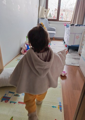 Kız Çocuk Düğmeli Beyaz Polar Panço - Görsel 4