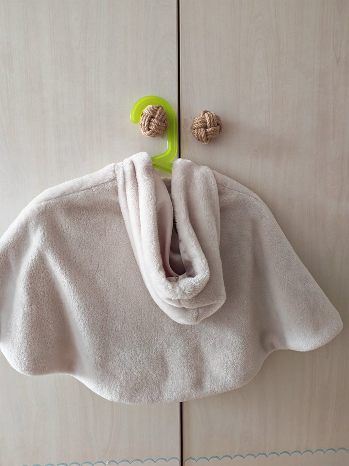 Kız Çocuk Düğmeli Beyaz Polar Panço - Görsel 2