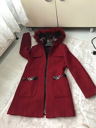 Kürklü şapkalı kırmızı kaşe mont