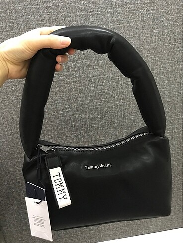  Beden siyah Renk Tommy Hilfiger sıfır ürün çanta