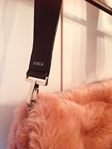 Beden Furla Marka Tüylü Pembe Omuz Çantası