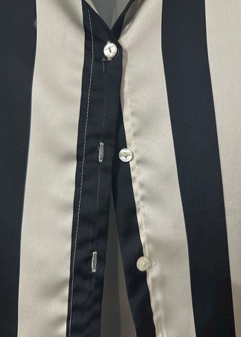 Düğmeli Siyah Beyaz Çizgili Kadın Gömlek - Görsel 4