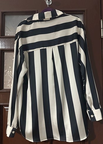 Düğmeli Siyah Beyaz Çizgili Kadın Gömlek - Görsel 3