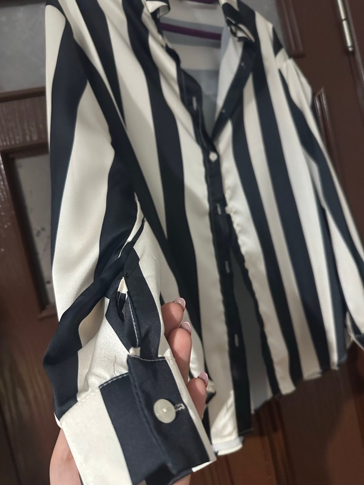 Düğmeli Siyah Beyaz Çizgili Kadın Gömlek - Görsel 2