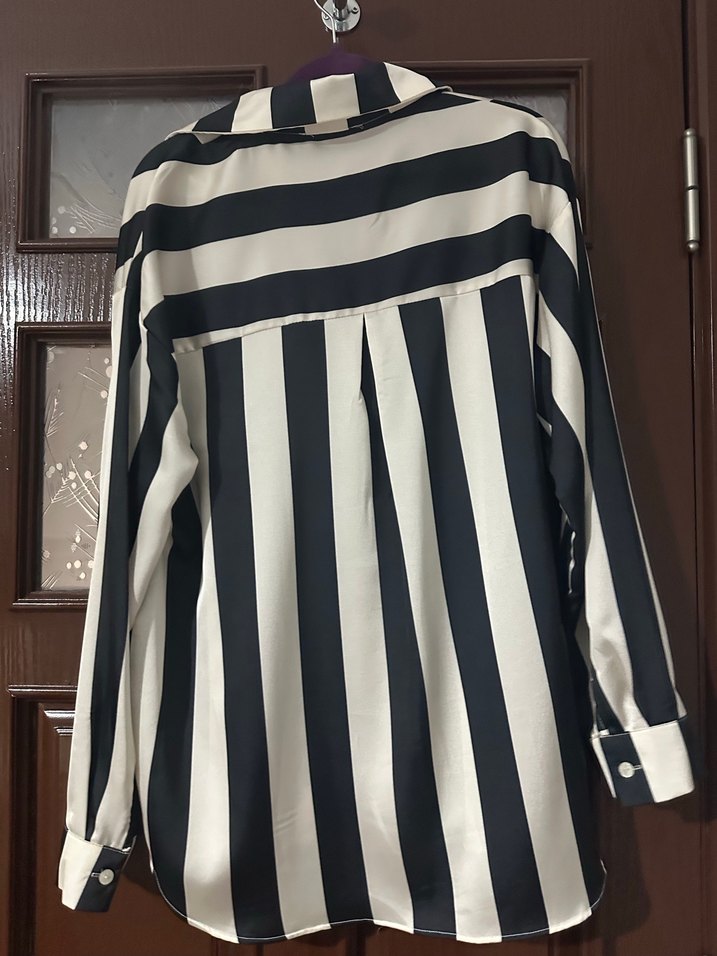 Düğmeli Siyah Beyaz Çizgili Kadın Gömlek - Görsel 3