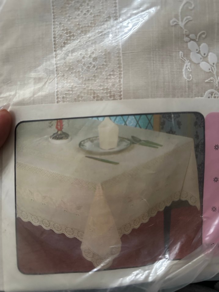 Nakışlı Beyaz Vintage Masa Örtüsü - Görsel 2