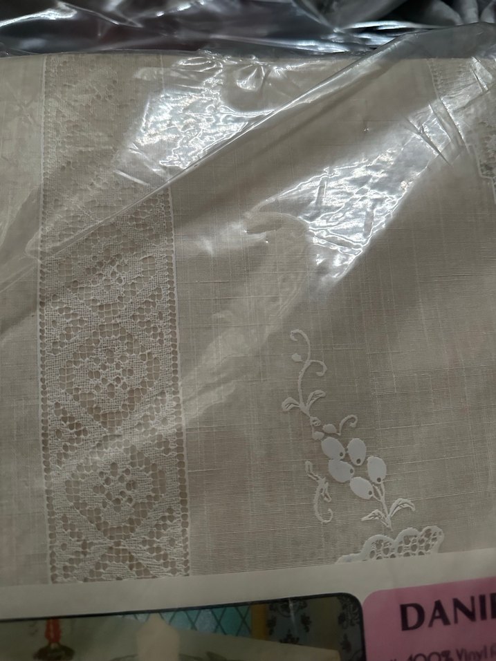 Nakışlı Beyaz Vintage Masa Örtüsü - Görsel 4