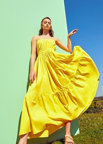 Afra Saraçoğlu koleksiyonundan sarı elbise
