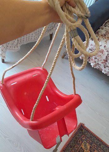 Kırmızı Bebek Salıncağı İpiyle