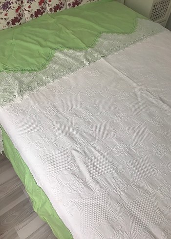 Beden Nakışlı Beyaz Yatak Örtüsü