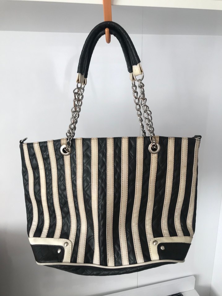 Zebra Desenli Zincir Detaylı Siyah Deri Çanta - Görsel 3