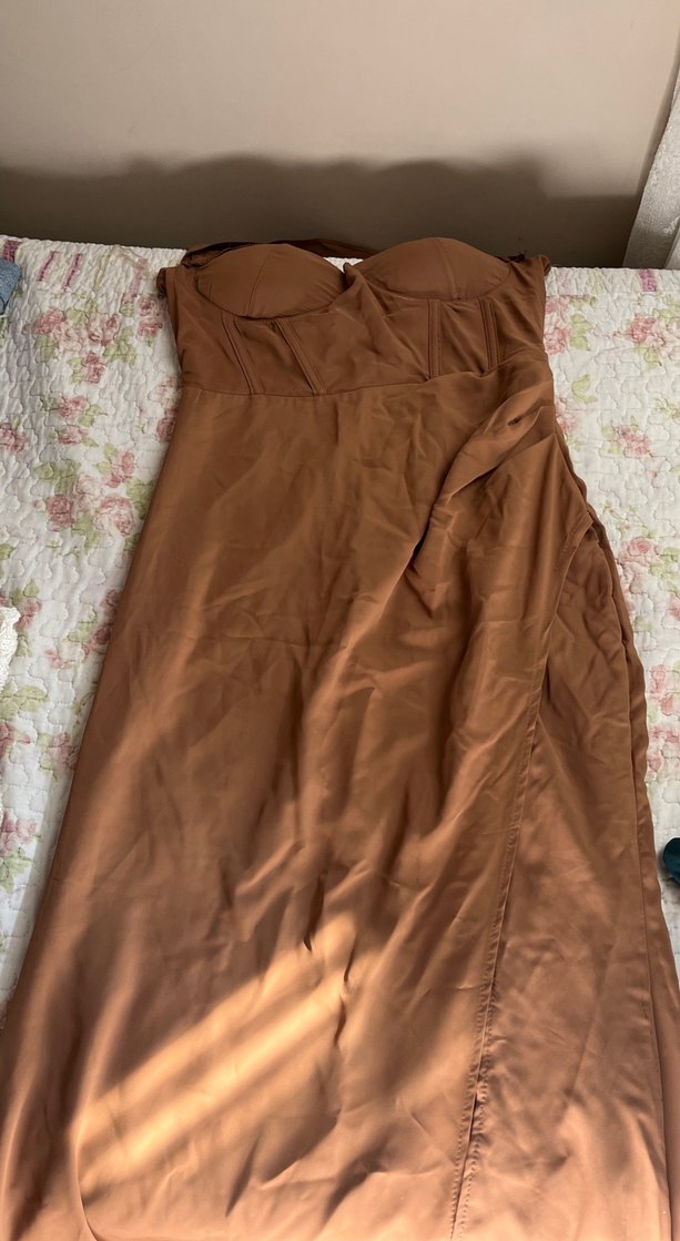 Parlak Kahverengi ince askılı yırtmaçlı  Midi Elbise - Görsel 4