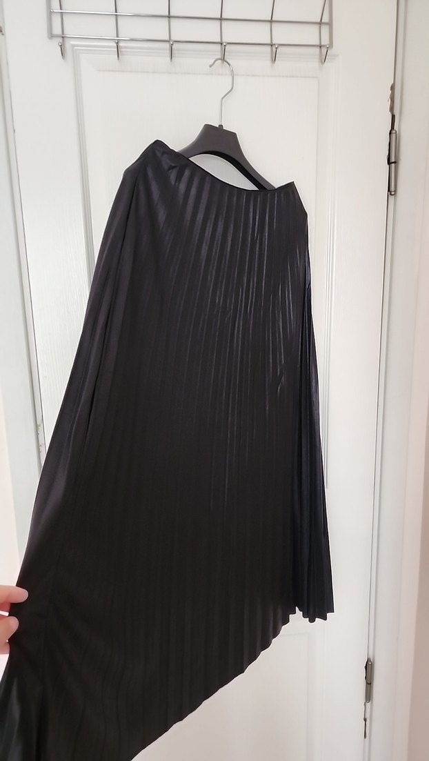 Siyah Piliseli Uzun Kadın Saten Etek - Görsel 3