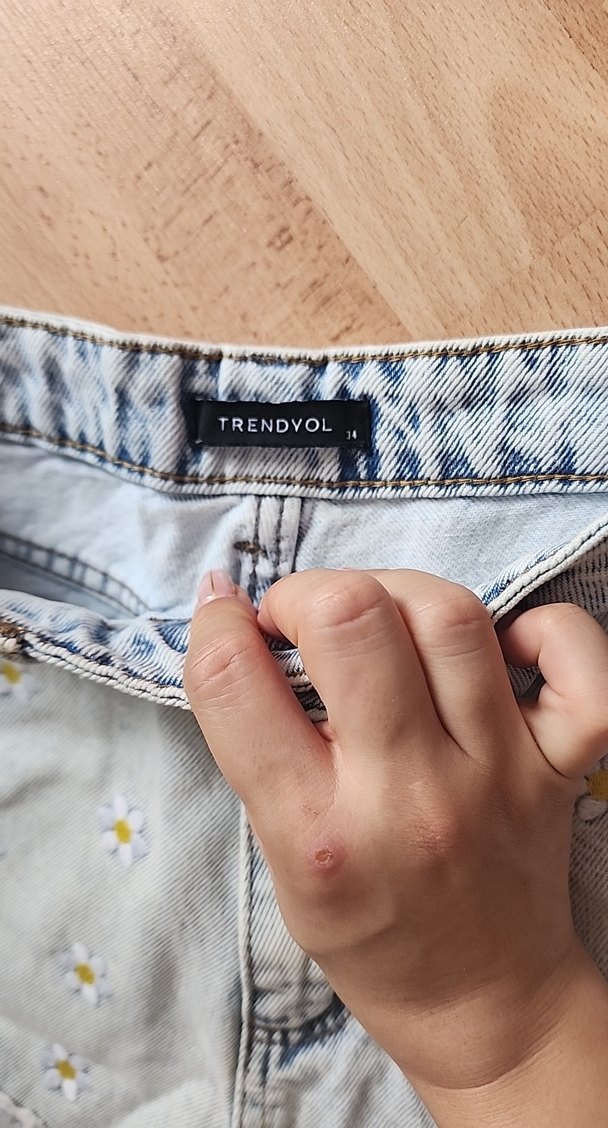 Trendyolmilla papatya Nakışlı Kadın Mini Kot Şort 34 - Görsel 3