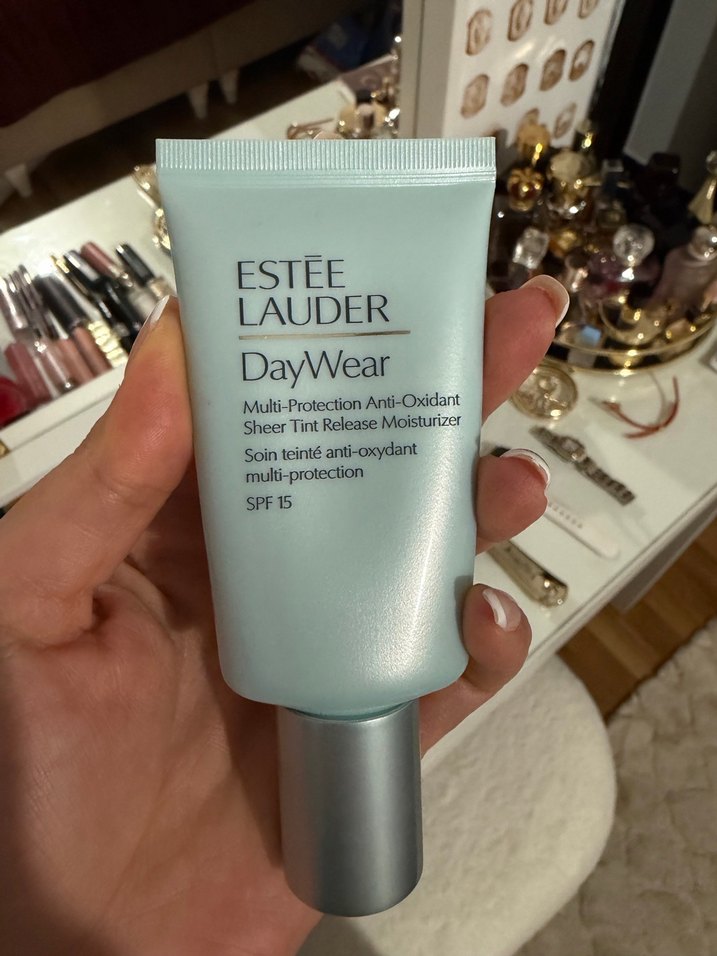 Estée Lauder DayWear SPF15 Çok Koruyucu BB Krem - Görsel 3
