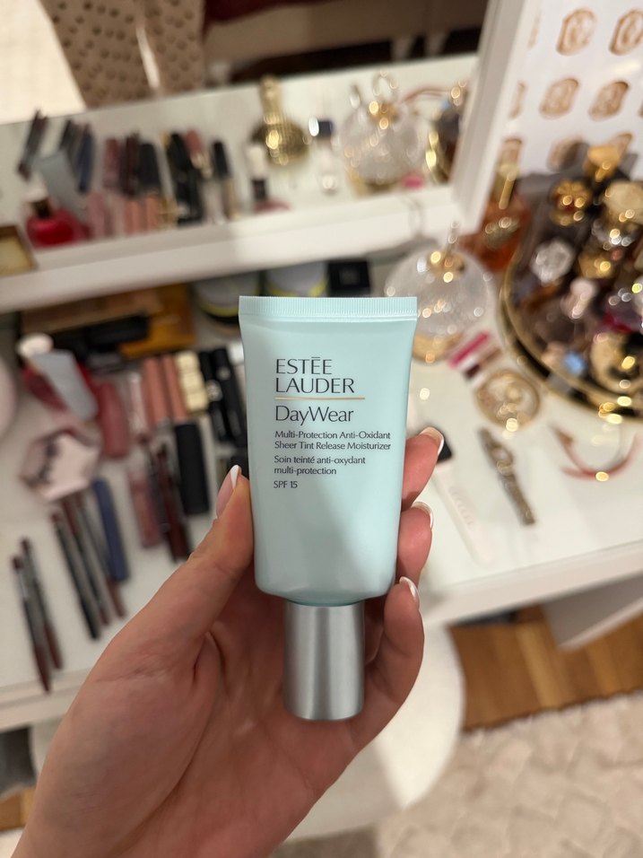 Estée Lauder DayWear SPF15 Çok Koruyucu BB Krem - Görsel 2