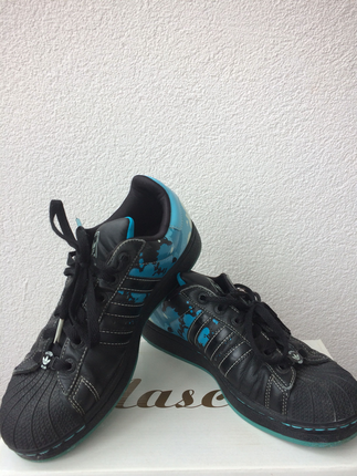 Orijinal tasarım adidas
