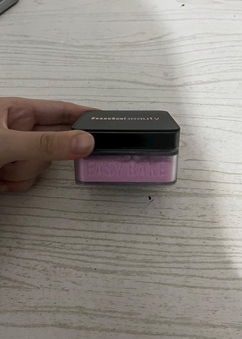 Huda Beauty Easy Bake Loose Pudra - Pembe - Görsel 5