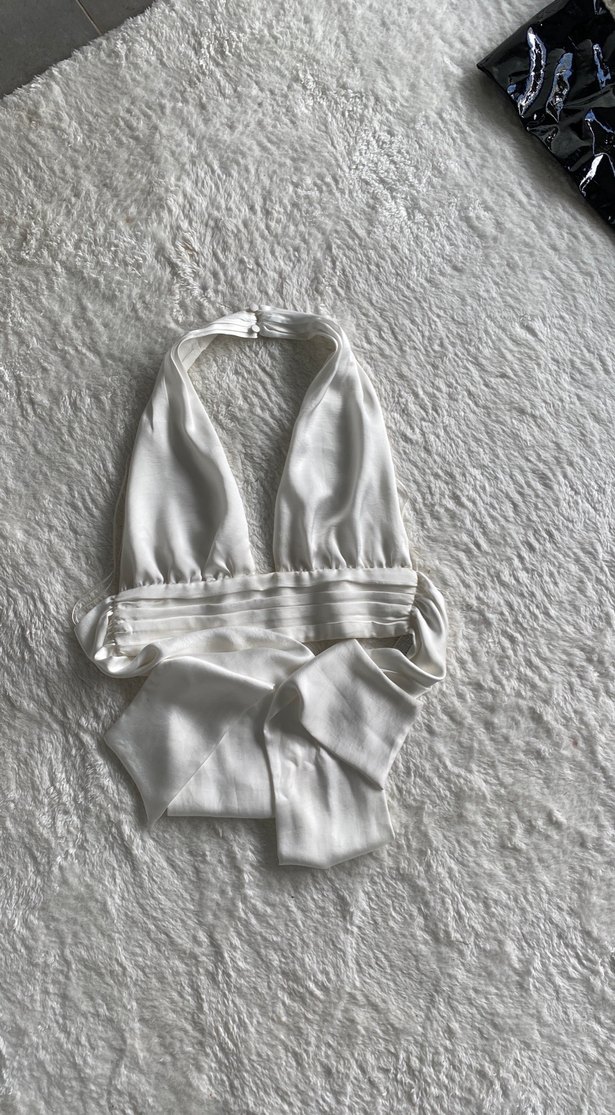 Beyaz Sırt Dekolteli Mini saten crop - Görsel 2