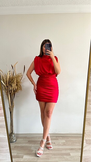 kırmızı mini saten abiye