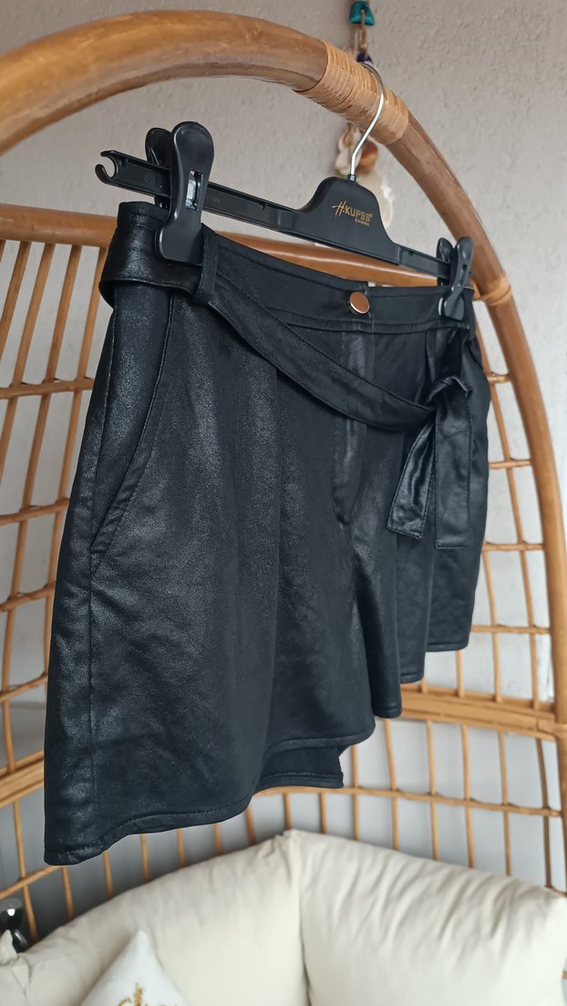 Kemerli Siyah Deri Mini Şort - Görsel 2