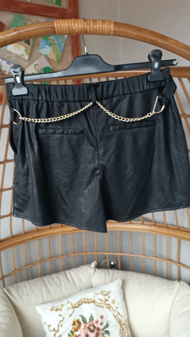 Kemerli Siyah Deri Mini Şort - Görsel 3