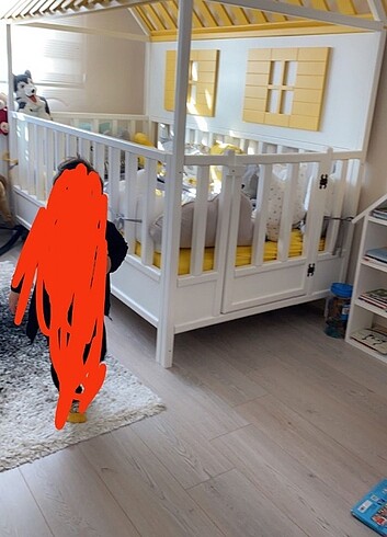 Montessori karyola iki raf ve bir ev şekli kitaplık