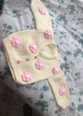 Krem rengi pembe papatyalı hırka
