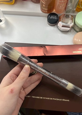 Hourglass Veil Powder Brush - Görsel 4