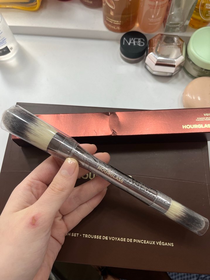 Hourglass Veil Powder Brush - Görsel 4