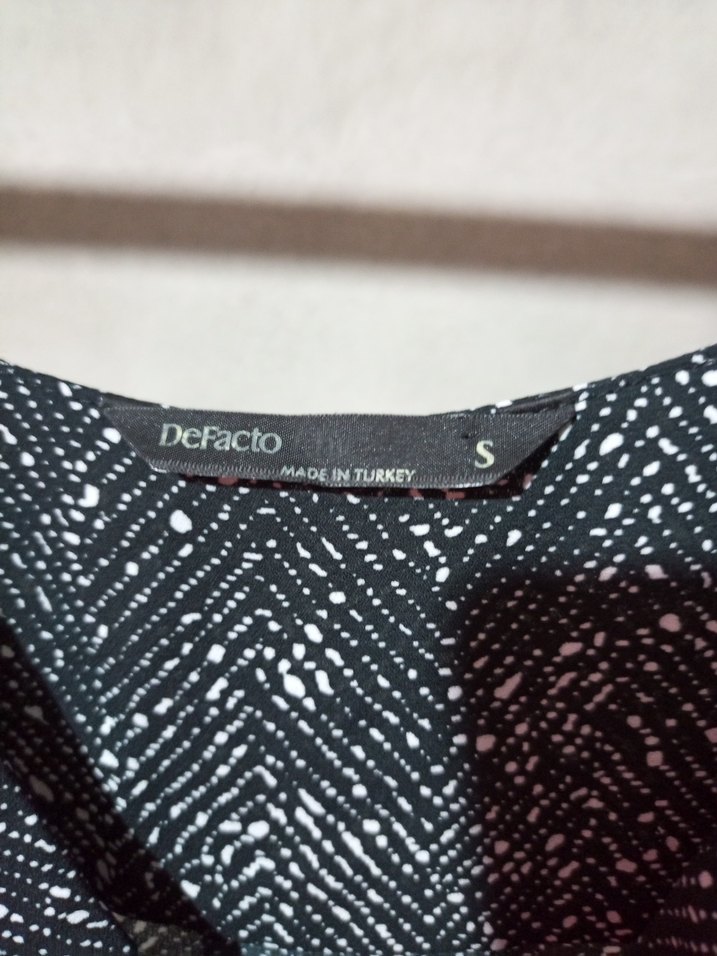 Gri Kısa Kollu Düğmeli V Yaka Bluz - Görsel 2