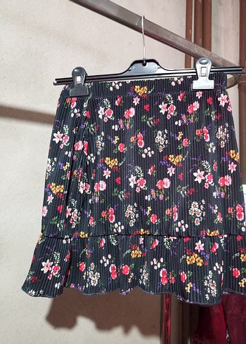 Çiçek Desenli Piliseli Mini Etek - Görsel 2