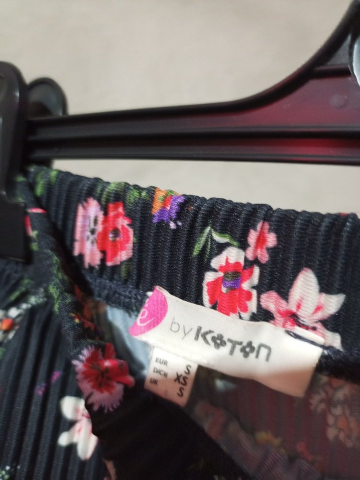 Çiçek Desenli Piliseli Mini Etek - Görsel 3