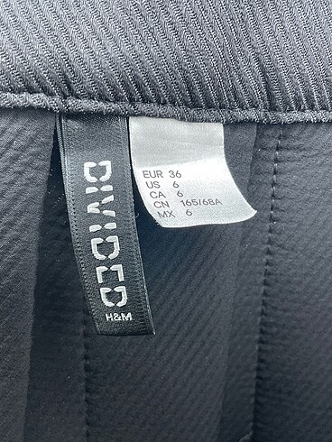 36 Beden siyah Renk H&M Mini Etek %70 İndirimli.