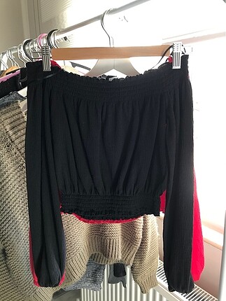 H&M Siyah ve Kırmızı Omuzda Biten Üst