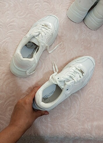 Beyaz ayakkabı 