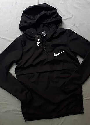 Nike yağmurluk
