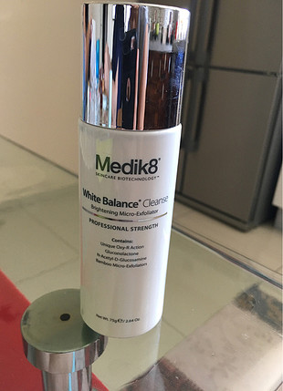 Medik8 beyazlatıcı mikro peeling temizleyici.