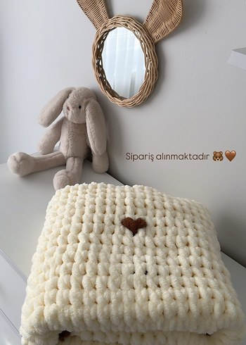 Nakışlı Beyaz Örgü Çocuk Battaniyesi - Görsel 2