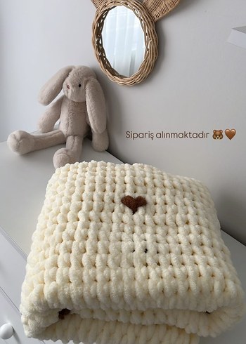 Nakışlı Beyaz Örgü Çocuk Battaniyesi - Görsel 3