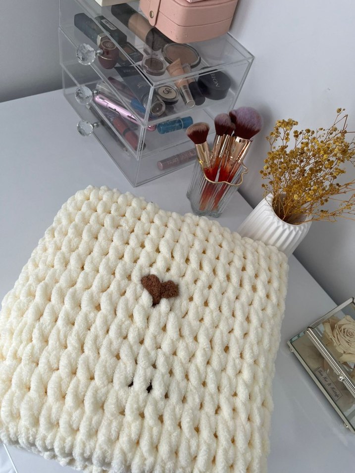 Nakışlı Beyaz Örgü Çocuk Battaniyesi - Görsel 5