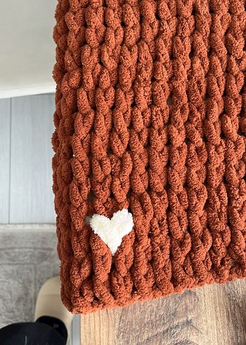 Kahverengi Nakışlı Örgü Çocuk Battaniyesi - Görsel 3