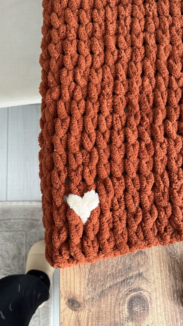 Kahverengi Nakışlı Örgü Çocuk Battaniyesi - Görsel 3