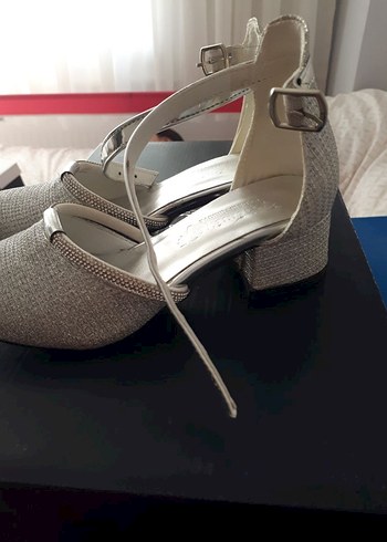 gri parlak cocuk Topuklu Kemerli Abiye Ayakkabı - Görsel 3