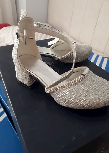 gri parlak cocuk Topuklu Kemerli Abiye Ayakkabı - Görsel 2