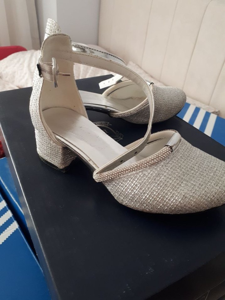 gri parlak cocuk Topuklu Kemerli Abiye Ayakkabı - Görsel 2