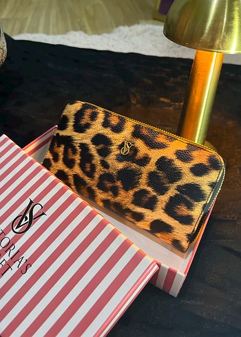 Victoria s Secret Leopar Desenli Deri Fermuarlı Victoria secret cüzdan
