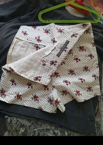 Zara Çiçek Desenli Puantiyeli Beyaz Mini Şort - Görsel 2