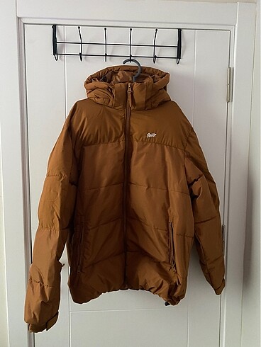 Pull And Bear Etiketi Üzerinde Mont