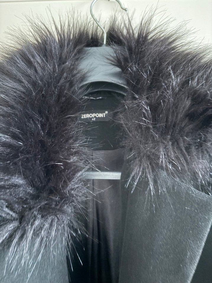 Kuşaklı Siyah Kaban, Kürk Detaylı Yaka - Görsel 2